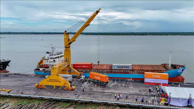 Từ ngày 30/5/2025, hàng hóa từ Đồng bằng sông Cửu Long đi cảng Cái Mép chỉ còn 15 giờ, thay vì 48 giờ khi tuyến vận tải Mekong Express đi vào hoạt động. Ảnh: Thanh Liêm - TTXVN
